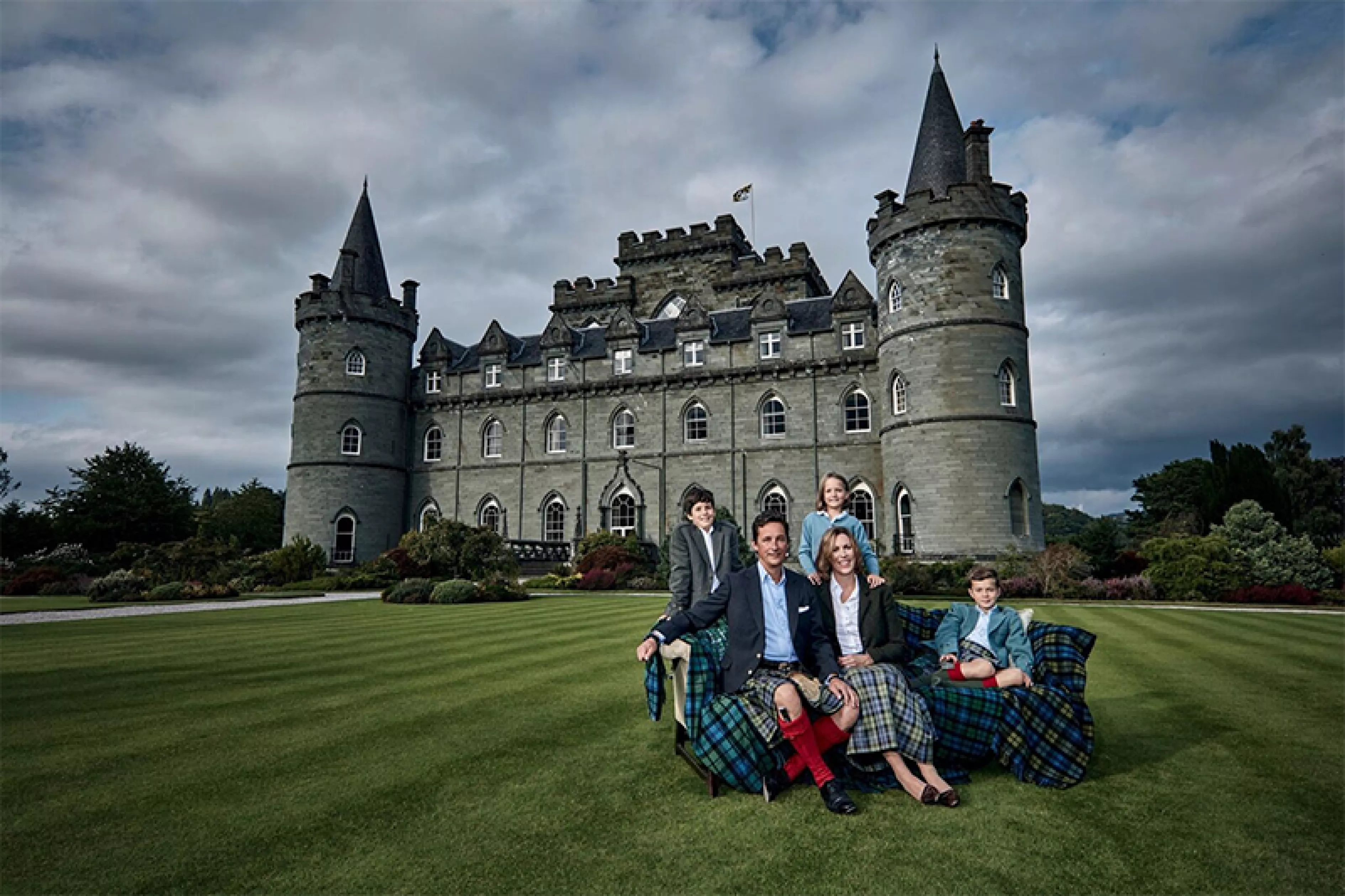 Inveraray-Castle-Duke-of-Argyll-Family-2017-Christmas-Photo.png