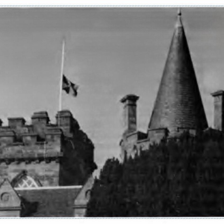 duke-of-argylls-flag-at-inveraray-castle-at-halfmast-for-hugh-p.-moore-1991.jpg