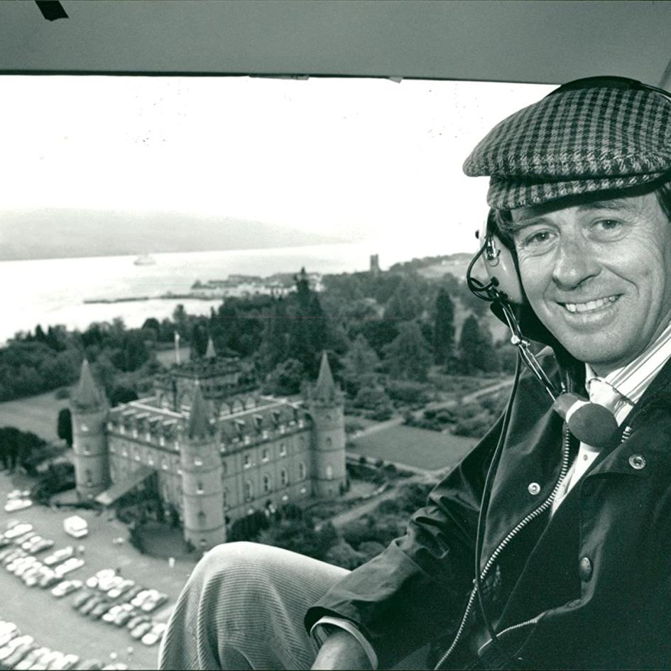 Photo Ian Campbell, 12th Duke of Argyll Helicopters over Inveraray Castle